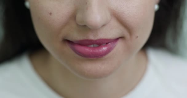 理想的な白い歯を持つ女性の口の笑顔。完璧な笑顔で笑顔の女性の顔を閉じます。白い歯の笑顔のコンセプト — ストック動画