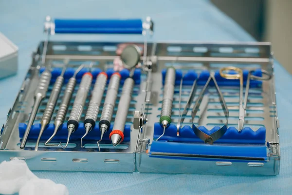 Ferramentas ortopédicas do dentista. Implante dentário conjunto cirúrgico. Kit cirúrgico de instrumentos utilizados na implantodontia. — Fotografia de Stock