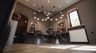 Güzellik salonunda iki iş yeri olan berber salonu. Kuaför salonu. Berber dükkanında boş sandalyeler. Modern kuaförlükte sandalye ve aynalar. Modern bir kuaför salonu.
