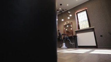 Kuaför salonu. Berber dükkanında boş sandalyeler. Güzellik salonunda iki iş yeri olan berber salonu. Modern kuaförlükte sandalye ve aynalar. Modern bir kuaför salonu.