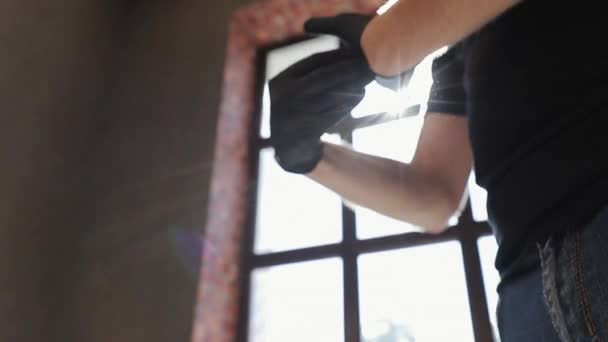 Manos masculinas con guantes de látex negro en peluquería. Manos en el estilista en guantes negros en el estudio de peluquería. Barbería. El maestro usa guantes. . — Vídeos de Stock