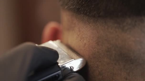 Friseur schneidet Haare. Haare schneiden mit Elektrorasierer. Nahaufnahme eines männlichen Haarschnitts. Männliche Frisur mit elektrischem Rasierer. Friseur macht Styling-Haarschnitt. — Stockvideo