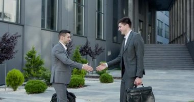 İş adamları el sıkışıyor. İki adamın tokalaşması. Başarılı anlaşma konsepti
