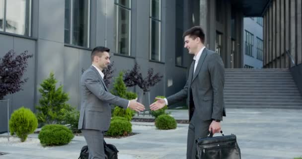 Empresarios dándose la mano. apretón de manos de dos hombres. Concepto de acuerdo exitoso — Vídeos de Stock