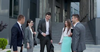 Mutlu Lider Motivasyon Çalışanları İşletme Ekibi Beş Kişiyi Bir araya Getir, Ofis Çalışanları Grubu ve Koç Takım Çalışması Başarısını Kutlama Konseptinde İyi Sonuçlar Aldı.