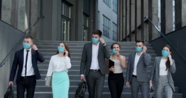 Salgın, koruyucu maske takan genç iş kadınlarının ve işçilerin portresi. Sağlık ve güvenlik kavramı, N1H1 koronavirüs karantinası bitti, salgından sonra virüs koruması.