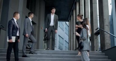 Patronu bırakıp giden iş arkadaşlarının memnuniyetsiz ofis personeli. İş anlayışı, sinir bozukluğu. Kriz. İşsizlik Kurumu.