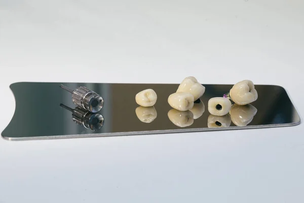 Деталь зубної імплантації, елементи корони на оксиді цирконію — стокове фото