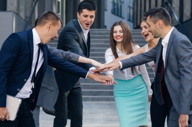 Mutlu Lider Motivasyon Çalışanları İşletme Ekibi Beş Kişiyi Bir araya Getir, Ofis Çalışanları Grubu ve Koç Takım Çalışması Başarısını Kutlama Konseptinde İyi Sonuçlar Aldı.
