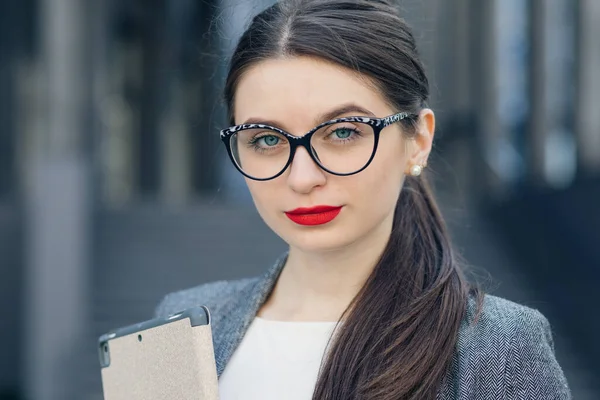 Retrato de cerca de una hermosa joven con gafas. Belleza, moda. Maquillaje. Óptica, gafas. Joven empresaria con gafas. — Foto de Stock