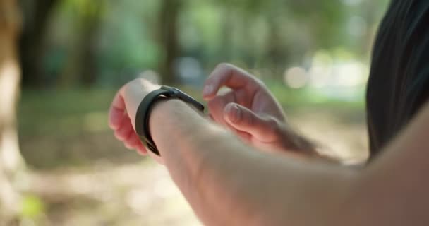 Mann som bruker smartklokkearmbåndsutstyr. "Close Up Touch Screen Wearable Technology Smart Band on Wrist Outdoor" (engelsk). Mannlig sjekk - Pulse Smartwatch app – stockvideo