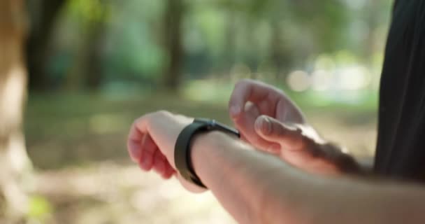 Los hombres utilizan la mano de reloj inteligente portátil al aire libre. Mano de hombre tocando un reloj inteligente. Reloj inteligente en una mano de hombre. — Vídeos de Stock