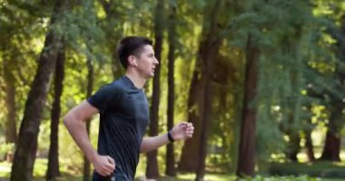 Sporcu Jog Kardiyo Çalışması. Koşu Maratonu 'ndan önce koşucu sıkı antrenmanı. Koşan Adam Spor Salonu. Sporcu Park Koşusu Hazırlık Triatlonu. Spor Sağlıklı Yaşam Tarzı