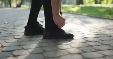 Koşucu Koşu Antrenmanından Önce Bağcıklarını Bağlıyor. Triatlon Koşucusu Maraton koşusundan önce ayakkabıları hazırla. Spor Ayakkabı Bağcığını Dışarıda Bağlıyorum. Formda Triatloncu Bağcıklarını Sıkılaştırıyor