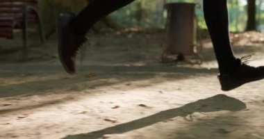 Triatloncu Koşu, Koşu ve Dayanıklılık Maratonu. Koşucu Formda Atlet Bacakları Triatlona Hazır Yolda Koşuyor.