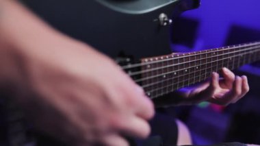 Gitar riff 'indeki virtüöz parmakları yavaş çekimde yakından izle. Solo Gitar Kapanışı. Akustik Rock Müzik. Rock yıldızı çalar.