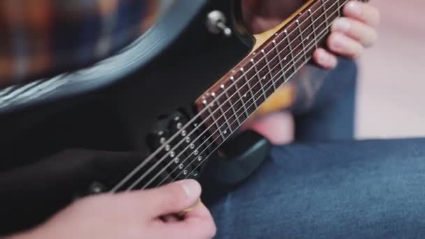 Een gitarist speelt een rock riff met zijn gitaar. Professionele gitarist speelt riffs op elektrische gitaar thuis Studio. — Stockvideo