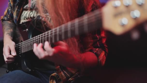 Close-up van gitarist die riffs speelt. Rock muzikant met elektrische gitaar fretting akkoord. Gitarist op het podium tijdens een concert rockend publiek. — Stockvideo