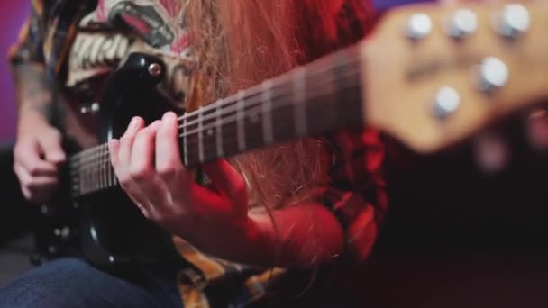 Professionele Rock gitarist speelt riffs op elektrische gitaar thuis Studio. — Stockvideo