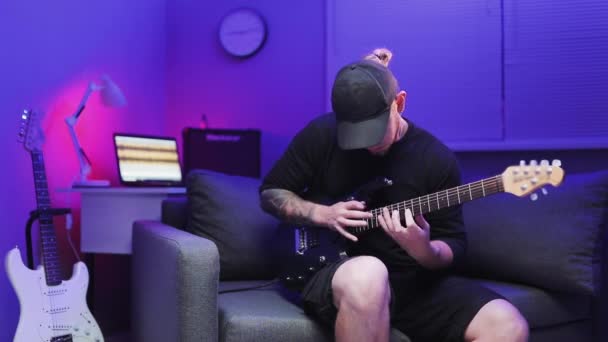 Een authentieke rockman speelt muziek in Home Studio. Rock muziek concept — Stockvideo