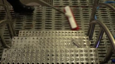 Bira makinesi yıkama işlemi. Su, köpük. Yemek ekipmanları Bira Fabrikası.
