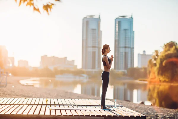 Deportiva hacer yoga al amanecer — Foto de Stock