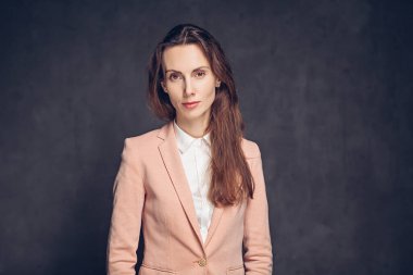 Koyu arkaplanda konsantre beyaz kadın.