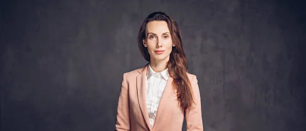 Smiling adult caucasian woman on dark background — Stock Photo, Image