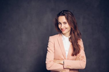 Esmer arka planda kurnaz beyaz kadın.