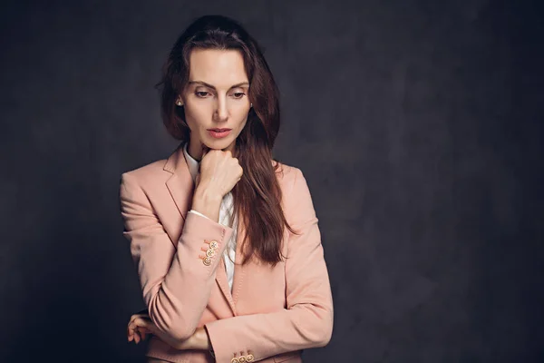 Siyah arka planda depresyondaki beyaz kadın.