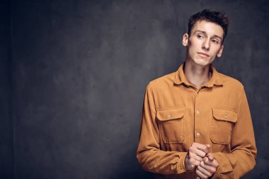 Karanlık arka planda düşünceli beyaz bir adam.