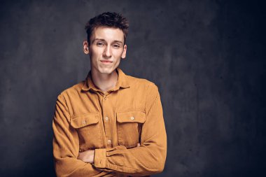 Siyah arka planda genç beyaz bir adamı gücendirdim.