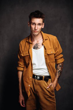 Karanlık arka planda üzgün beyaz bir adam.