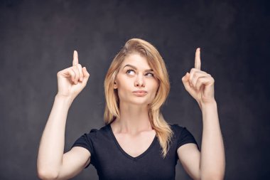 Genç beyaz kadının bir fikri var.