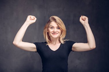 Beyaz bir kadını kutluyoruz.