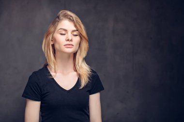 Gözleri kapalı, beyaz bir kadın.