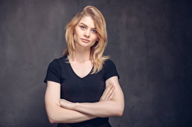 Kollarını çapraz yapmış beyaz bir kadın.