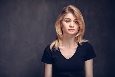 Şüpheli yüzlü, beyaz bir kadın.