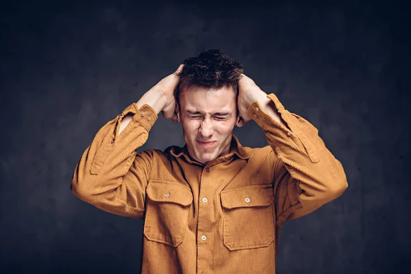 Esmer arka planda migreni olan beyaz bir adam.