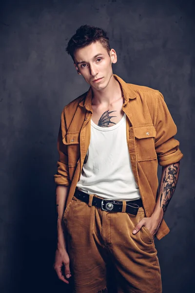 Esmer arka planda odaklanmış beyaz bir adam.