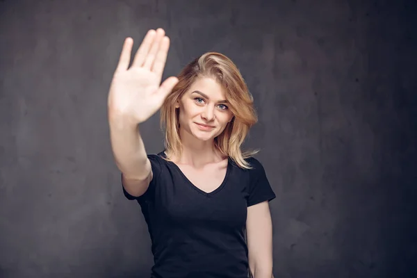 Молода біла жінка з високим п'ятьма жестами — стокове фото