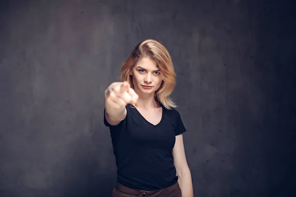 Молода біла жінка вказує пальцем — стокове фото