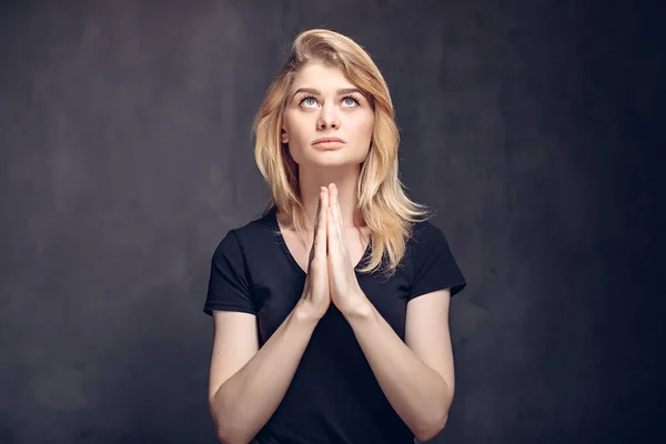 Молода біла жінка молиться — стокове фото