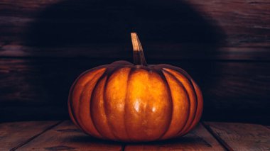 Ahşap zeminde Cadılar Bayramı balkabağı