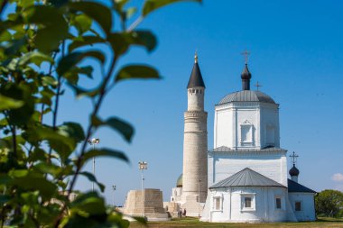 Taş Camii ve kilise mavi gökyüzü arka plan üzerinde. Müzenin eski bina.