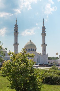 Yüksek kule ile bina Camii. Yüksek bina. Camide turist.