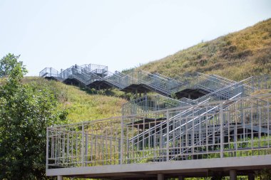 Uzun metal merdiven. Merdiven tepe üzerinde.