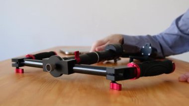 Eller erkek geliştirici ergonomi ve video çekim için yeni bir yenilikçi üç eksenli sabitleyici detaylarını test ediyoruz. Yeni teknoloji ve video üretim kavramı
