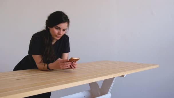 Hermosa Chica Morena Joven Volteando Escribiendo Teléfono Inteligente Sentado Las — Vídeo de stock