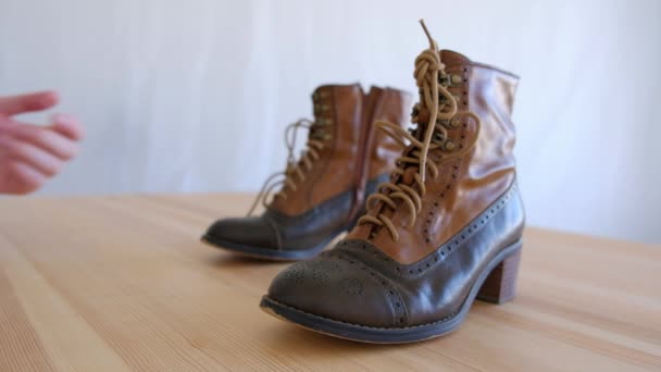 Niezidentyfikowany Mężczyzna Projektant Patrzy Zachodnia Odzież Vintage Skórzane Buty Kowbojskie — Wideo stockowe